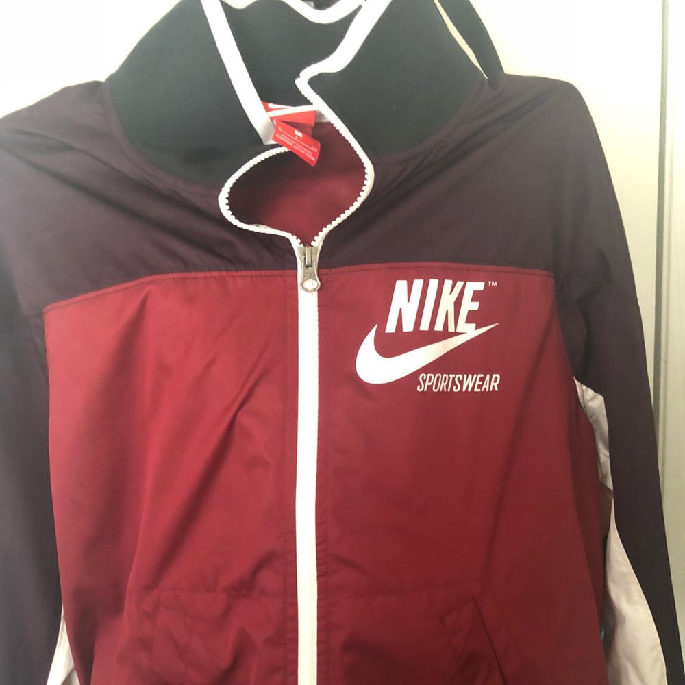 NIKE WOMEN’S WINDBREAKER